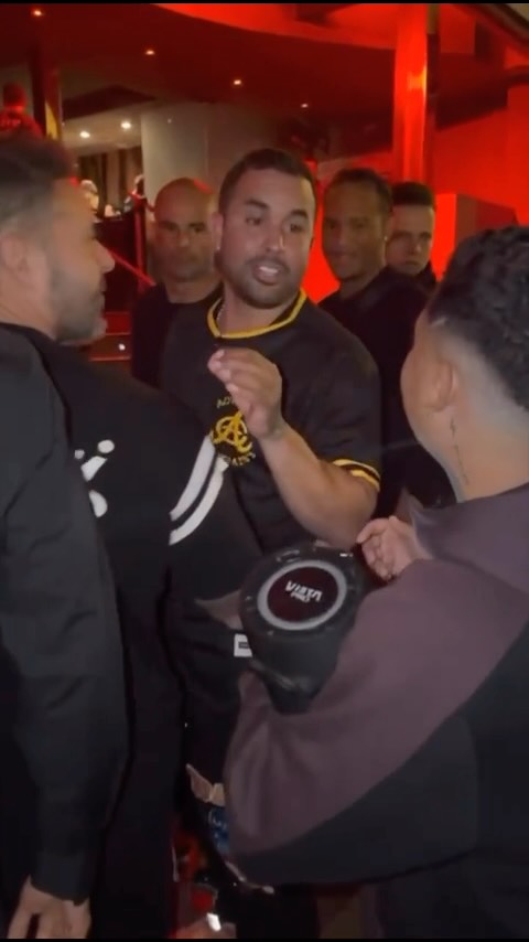 Nuestro dirigente Luis “Pipe” Urueta también tiene su versión de Bulin 47. 🦅🎶

¡DAME HOMBRO, PIPE! 💛🖤🤣