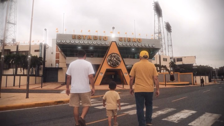 Hay pasiones que no se explican, se sienten💛🦅

Se transmiten de generación en generación, viven en nuestros recuerdos y nos unen a través del tiempo.

Esta temporada queremos recordar que ser aguilucho es más que apoyar a un equipo: es un sentimiento que se hereda, un legado que permanece y un orgullo que llevamos en el corazón.

Porque los tiempos cambian, pero nuestra pasión sigue siendo la misma⚾💛