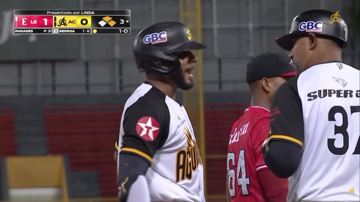 ¡TRIPLE DE BERROA! 

Steward Berroa conecta triple remolcador de dos carreras y nos da la ventaja 2-1.