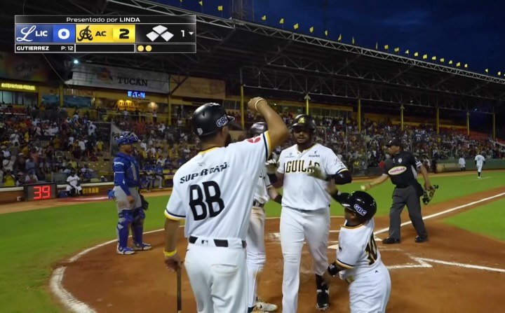 LA PUSO AMARILLIIIIIITA ¡QUE GOLPE! 

Cuadrangular de Jorge Bonifacio y el juego está 2 por 0.