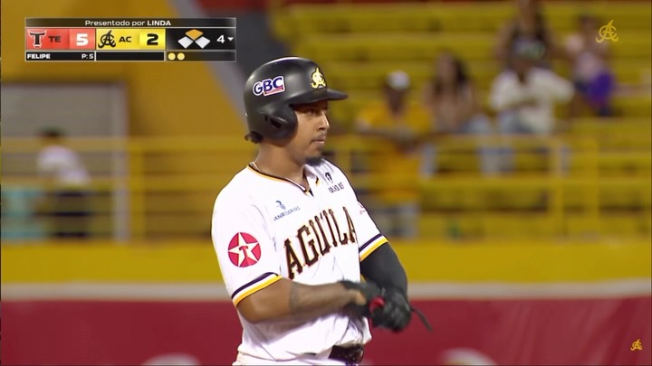 ¡DOBLETE DE MONDESÍ! 

Adalberto Mondesí conecta doblete remolcador y trae la tercera vuelta.