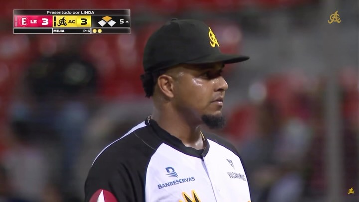 ¡PRIMERO DE MUCHOS! 

Erick Mejía logra su primer ponche como lanzador en LIDOM.