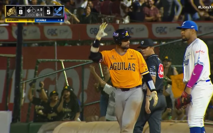 ¡LA QUEMÓ ESCARRA! 

Sencillo remolcador de J.C. Escarra y amplía la ventaja 9-5.