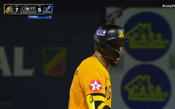¡BOTÓ LA BOLA! 

Toque de Liberato y el tiro es malo. Anotó Berroa la 8va.