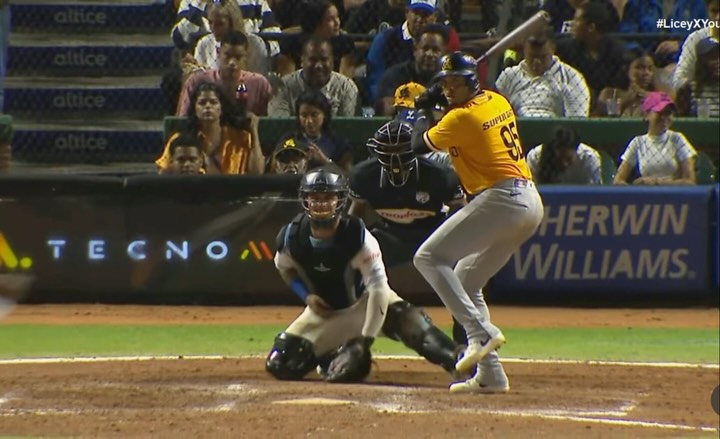 ¡EL NIÑO DE LA BAHÍA! 

Sencillo remolcador de Christopher Morel y trae la cuarta.