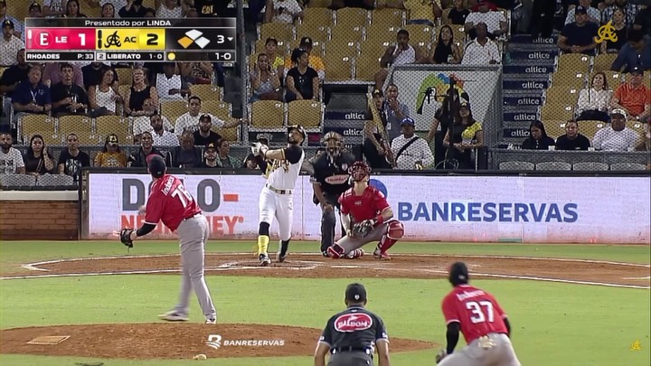 Luis Liberato trae la tercera con elevado de sacrificio.