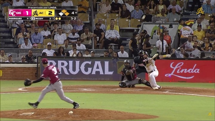 ¡MCCOY CON LA TERCERA! 

Sencillo remolcador de Mason McCoy y trae otra más. 3 por 1 el partido.